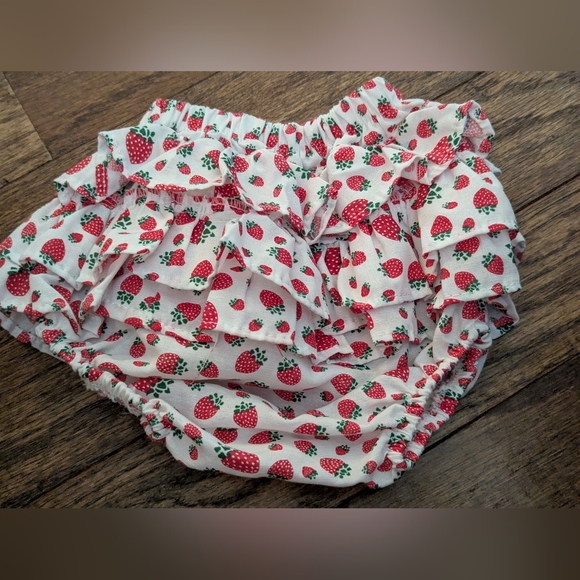 Strawberry Print Ruffled Baby Bloomers 0-12 Months - Picture 2 of 5